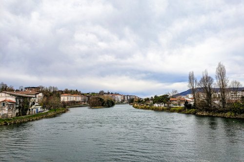 La Bidassoa, le fleuve frontière du Pays basque dans lequel cinq exilés se sont noyés en 2021 et 2022, en tentant de traverser à la nage pour esquiver les contrôles de police qui les empêchaient de passer de l