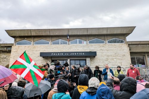 Bayonne, le 28~janvier. Un drapeau basque flotte devant le palais de justice, tandis que sept~militants de l