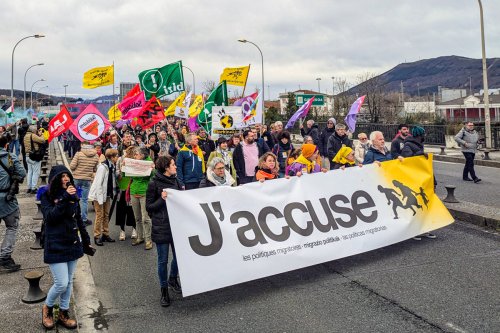 Sur le pont frontalier Santiago, entre Irun et Hendaye, le 26~janvier. Quelque 2~500 personnes manifestent en soutien aux sept~militant·es accusé·es d