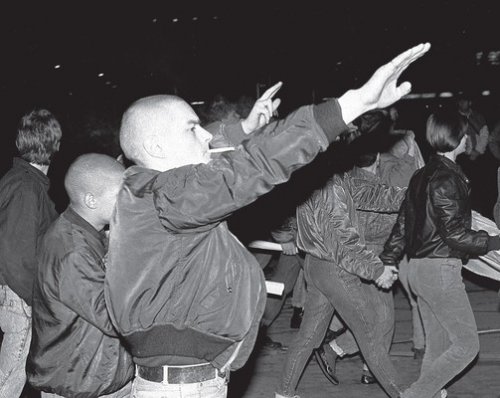 Leipzig, le 5 février 1992. Les groupes néonazis s'affichent sans complexe dans les "Montagsdemo" (manifestations du lundi) / Photo Hassan J. Richter {JPEG}